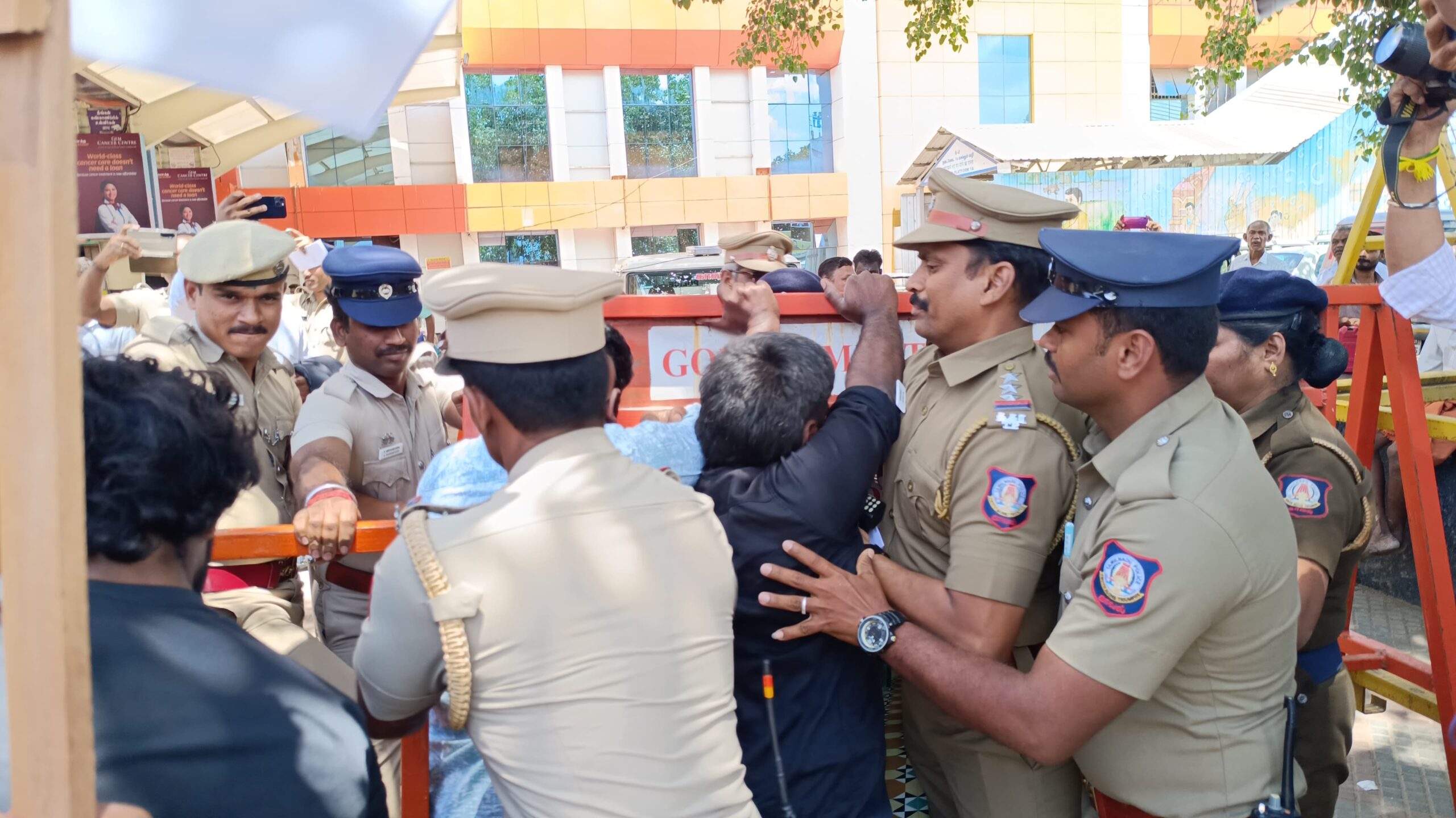 DYFI protest for Keezhadi excavation report