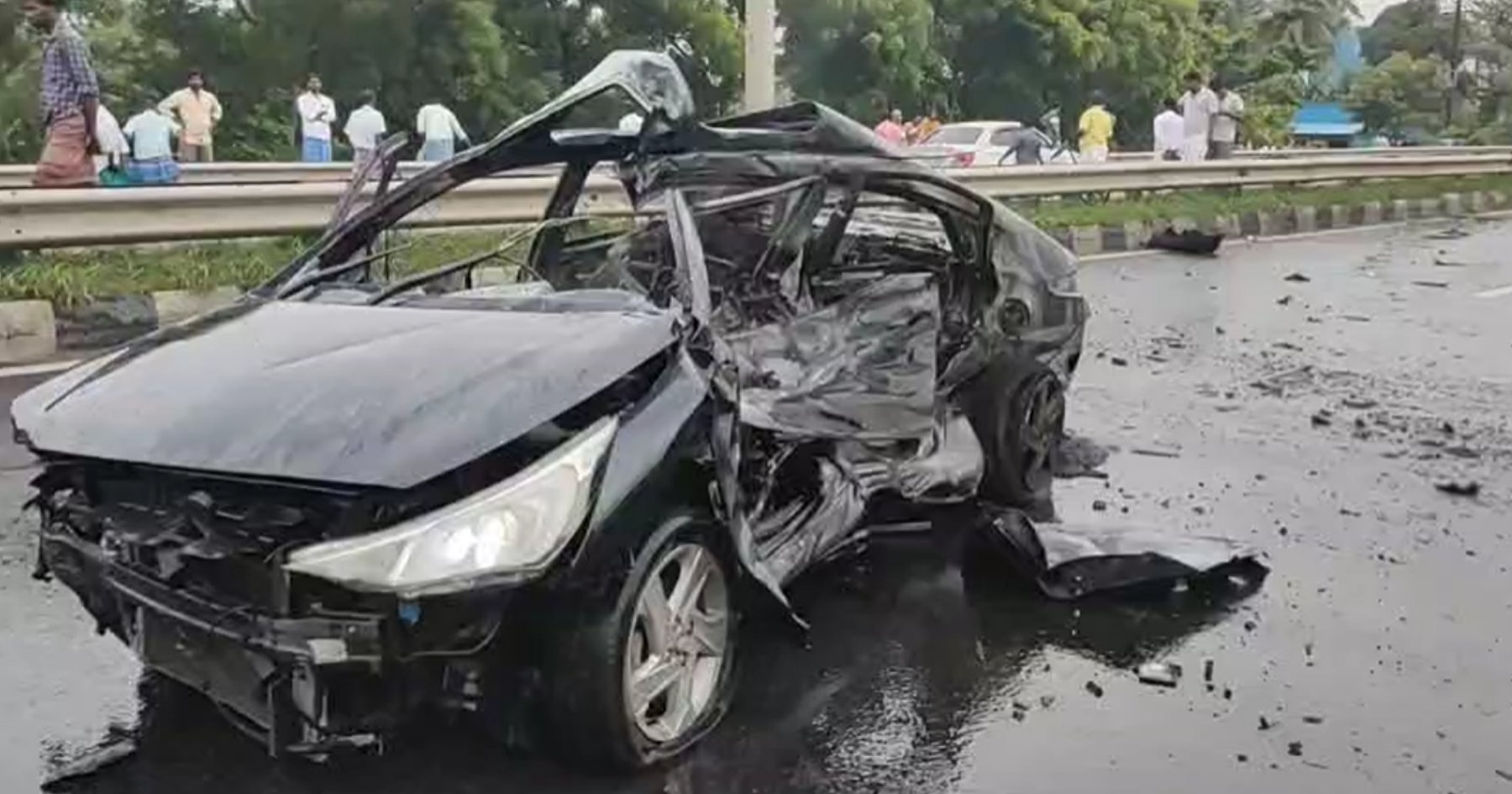 3 killed in car accident that caught fire