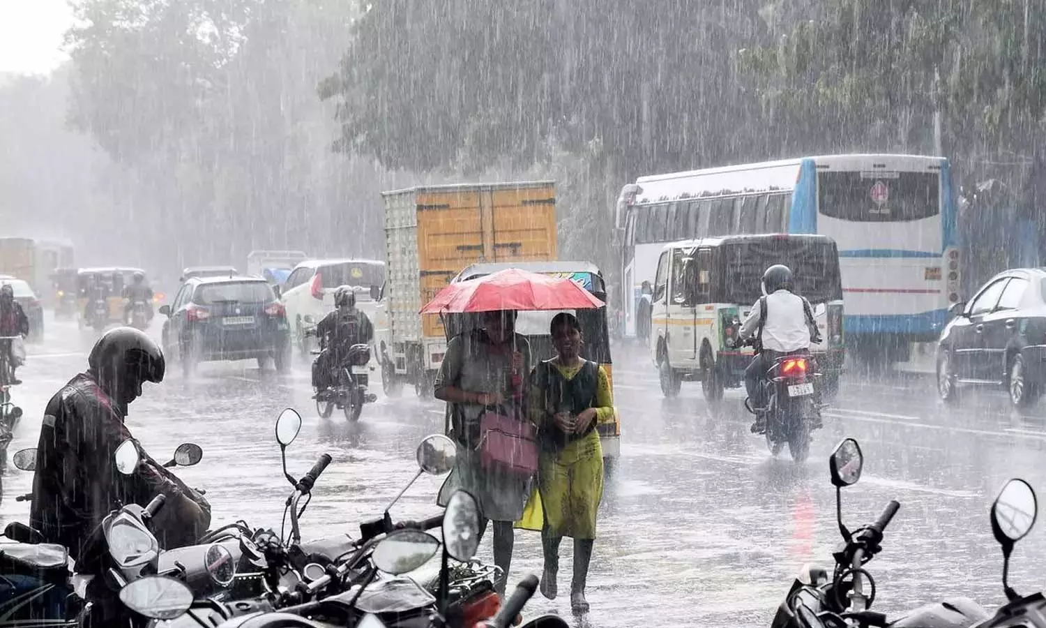 due to sakthi strom heavy rain in 12 districts
