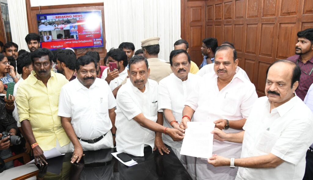 அவசர அவசரமாக அதிமுக 3 MLAக்கள் ராஜினாமாவை ஏற்றது ஏன்? சபாநாயகருக்கு ஈபிஎஸ் தரப்பு கேள்வி - Edappadi's Faction Meets the Speaker