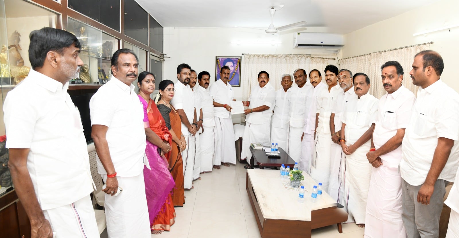 முடிவுக்கு வந்த அதிமுக மோதல்: சபாநாயகரிடம் கொடுத்த மனுக்கள் வாபஸ்; ஈபிஎஸ் - வேலுமணி கைகோர்ப்பு! - Admk Issue EPS Velumani Compromise
