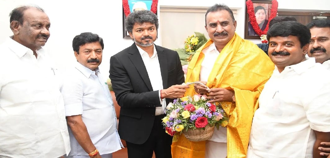 டிஜிட்டல் திண்ணை: விஜய்யை பாராட்டிய எஸ்பி வேலுமணி.. டென்ஷனான எடப்பாடி.. ‘நாள் குறிச்சும்’ தவிக்கும் விஜயபாஸ்கர்.. சிவி சண்முகம் முடிவு என்ன? AIADMK Internal Crisis