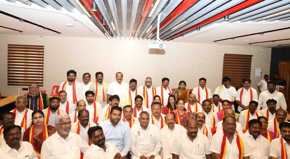 தவெகவில் இணைந்த அதிமுக முன்னாள் அமைச்சர், எம்பிக்கள்! Former AIADMK Minister and MPs join TVK
