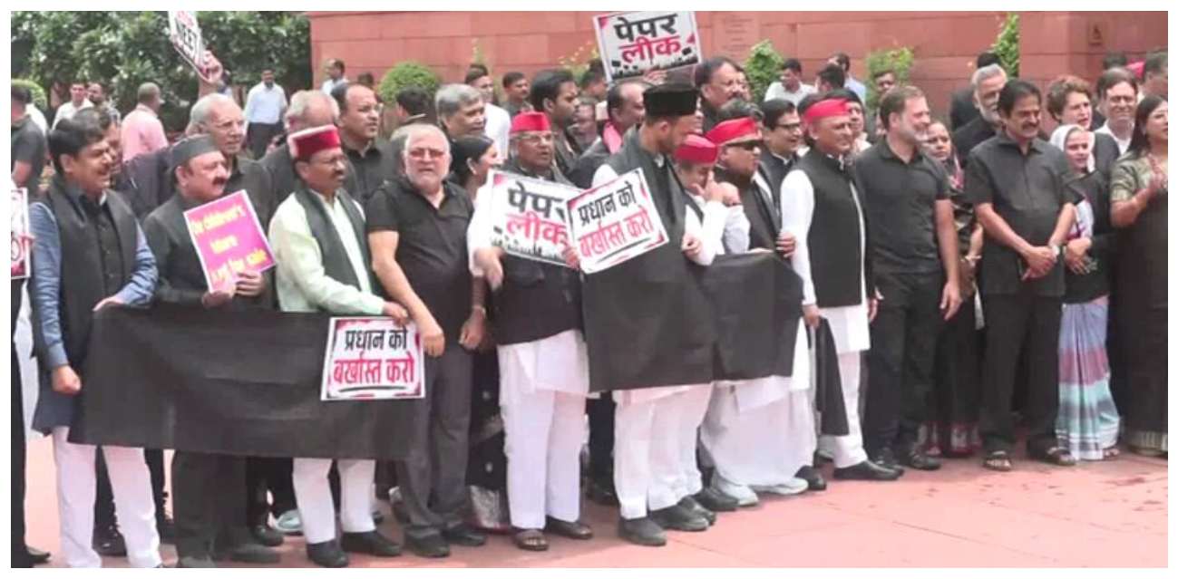 NEET: கறுப்பு உடை, கொடிகளுடன் நாடாளுமன்ற வளாகத்தில் போராட்டம்! NEET Protest: MPs Protest in Parliament Premises Wearing Black Attire