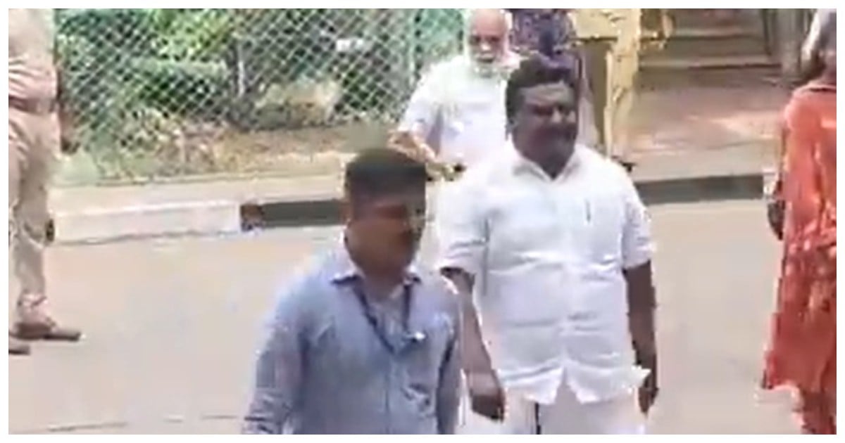 திமுக முன்னாள் அமைச்சர் எஸ்.எஸ். சிவசங்கர் போலீசில் ஆஜர்! Former DMK Minister S.S. Sivasankar Appears Before CCB in Job Fraud Case