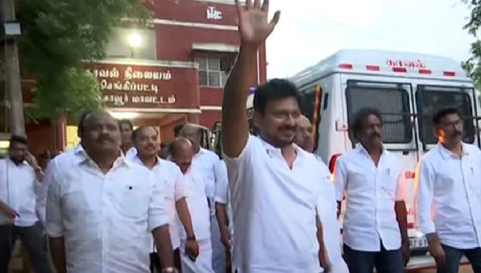 காவல்நிலையம் மாற்றம் : செங்கிப்பட்டிக்கு அழைத்து வரப்பட்ட உதயநிதி udhayanidhi stalin in sengipati police station