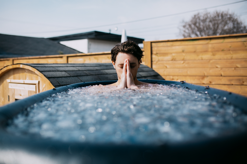 இரவில் குளிர்ந்த நீரில் குளித்துவிட்டு படுக்கலாமா? take a bath in cold water at night