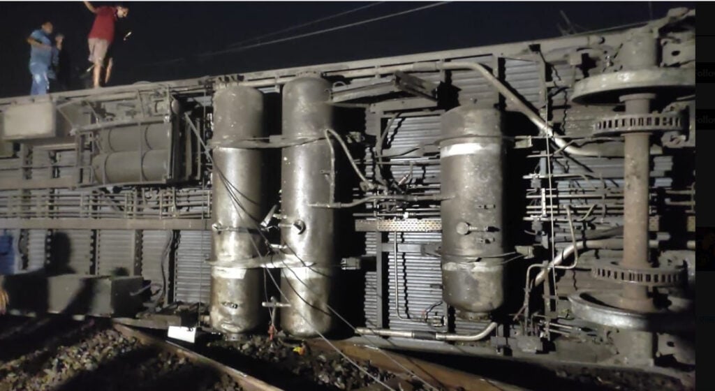 coromandel express train derails odisha