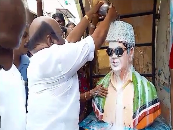pour paint on MGR statue