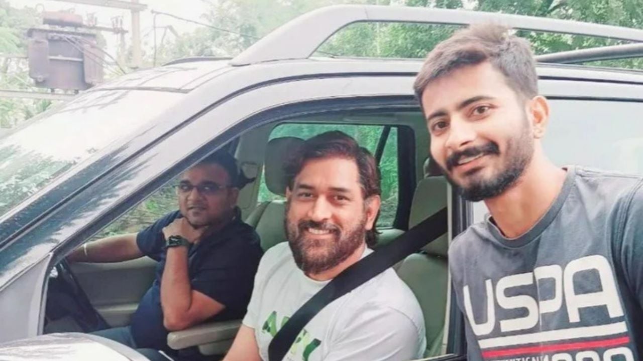 MS Dhoni stops and asks for directions