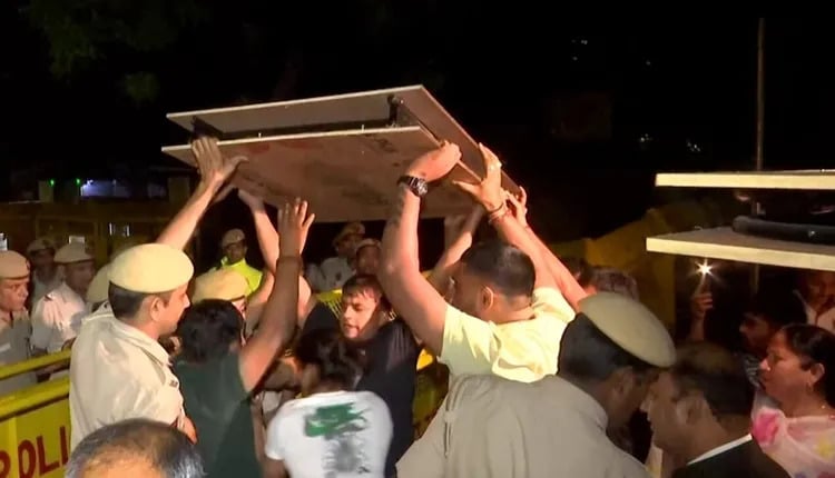 delhi police abuse and attack women wrestlers