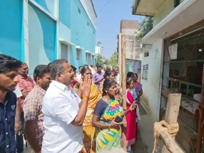 Pmk MLA fell on the feet of Edappadi Palanisami
