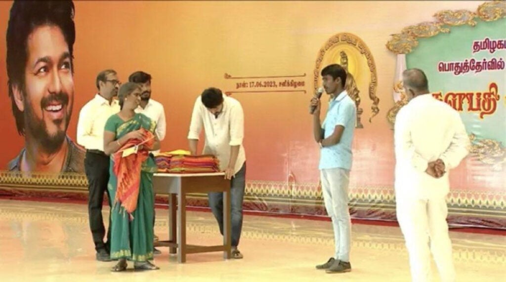 Vijay kisses the students in Ranjithame style