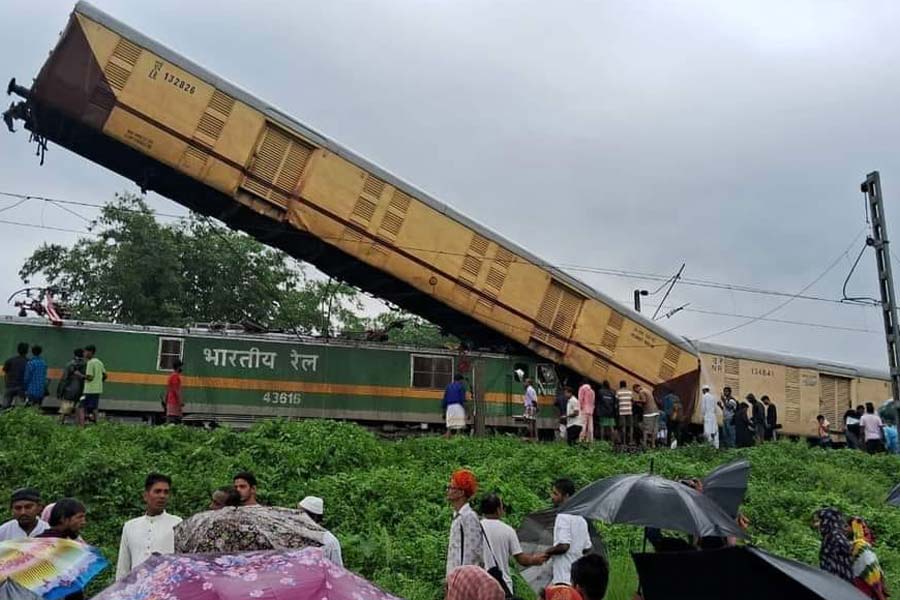 A cargo train collided with a passenger train - 5 people died!